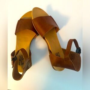 Miz Mooz New York City NWOT Antony Brown Leather Flat Comfort Sandals Size 7